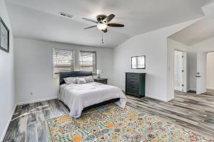 sypialnia z łóżkiem i wentylatorem sufitowym w obiekcie Cozy Jefferson City Retreat with Porch, Near Golfing w mieście Jefferson City
