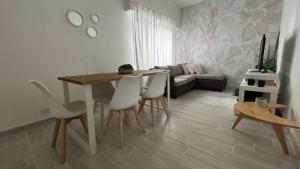 sala de estar con mesa de comedor y sillas en Apartamento Flowers en Buenos Aires