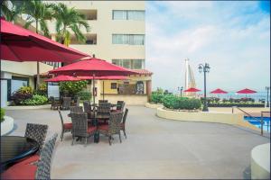 Bazén v ubytování Hotel Delfín Vista Pier Beach Front nebo v jeho okolí
