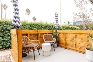 2 Stühle und ein Tisch auf der Terrasse in der Unterkunft The Green Room Hotel in Oceanside