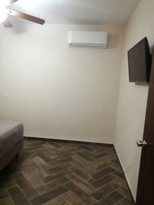 TV a/nebo společenská místnost v ubytování Condo in town 2 bedroom apartment#1