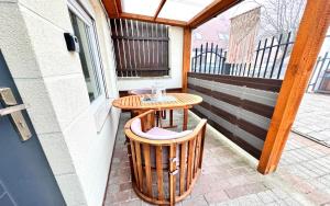 un piccolo tavolo con sedie sul balcone di Apartamenty Marea Rentals Beniowskiego Ustka a Ustka