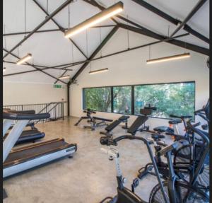 un gimnasio con un montón de bicicletas estáticas en The Smart Home en Johannesburgo