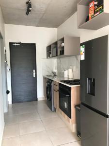 una cocina con electrodomésticos negros y una puerta negra en The Smart Home en Johannesburgo