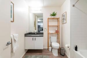 Open One-Bedroom in West Oakland في آوكلاند: حمام مع مرحاض ومغسلة