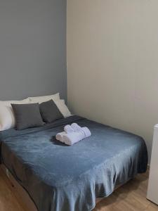 Cama o camas de una habitación en Quarto privativo no centro 02