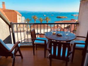 una mesa en un balcón con vistas al océano en 4 Palmeiras, en Palmeira