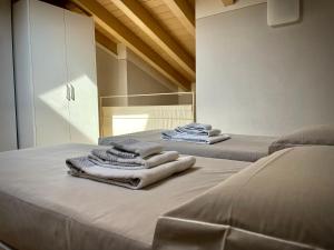 A bed or beds in a room at Villa Fontanelle Gardapartments