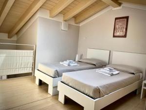 A bed or beds in a room at Villa Fontanelle Gardapartments Még 37 kép