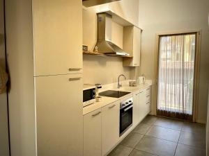 A kitchen or kitchenette at Villa Fontanelle Gardapartments