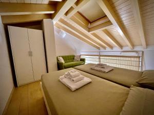 A bed or beds in a room at Villa Fontanelle Gardapartments