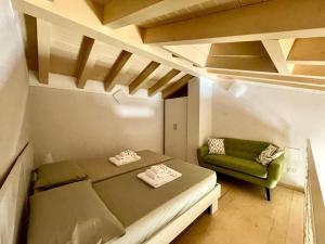 A bed or beds in a room at Villa Fontanelle Gardapartments