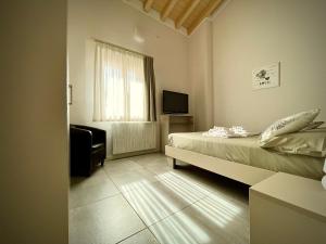 A bed or beds in a room at Villa Fontanelle Gardapartments