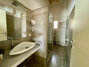 A bathroom at Villa Fontanelle Gardapartments