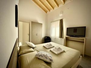 A bed or beds in a room at Villa Fontanelle Gardapartments