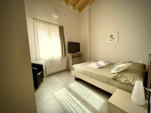 A bed or beds in a room at Villa Fontanelle Gardapartments