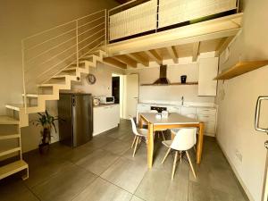 A kitchen or kitchenette at Villa Fontanelle Gardapartments