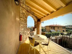 A balcony or terrace at Villa Fontanelle Gardapartments