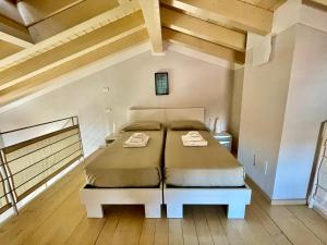 A bed or beds in a room at Villa Fontanelle Gardapartments