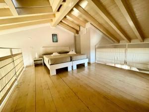 A bed or beds in a room at Villa Fontanelle Gardapartments