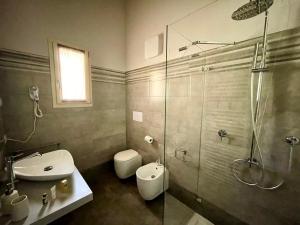 A bathroom at Villa Fontanelle Gardapartments