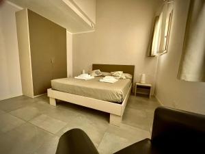 A bed or beds in a room at Villa Fontanelle Gardapartments