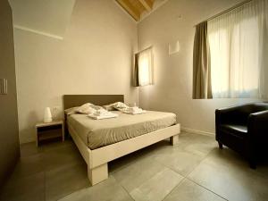 A bed or beds in a room at Villa Fontanelle Gardapartments
