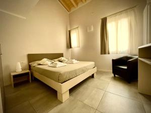A bed or beds in a room at Villa Fontanelle Gardapartments