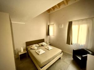 A bed or beds in a room at Villa Fontanelle Gardapartments