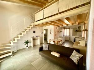 A kitchen or kitchenette at Villa Fontanelle Gardapartments