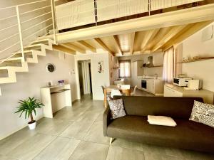 A kitchen or kitchenette at Villa Fontanelle Gardapartments