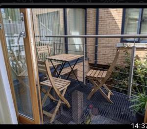 einen Balkon mit 2 Stühlen und einem Tisch auf einer Veranda in der Unterkunft Central Spacious House close Temple Bar in Dublin