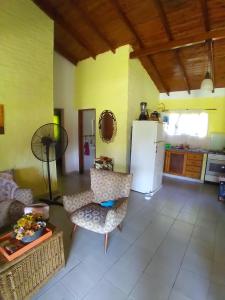 sala de estar con nevera y mesa en El Country en Gualeguay