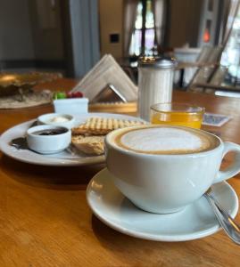een kop koffie en een bord eten op een tafel bij CASI EN CASA in Lincoln