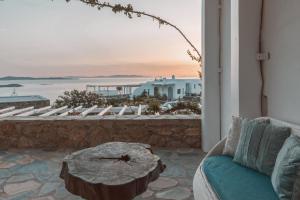 ein Wohnzimmer mit einem Sofa und einem Tisch in der Unterkunft Villa Konstantin in Mykonos Stadt
