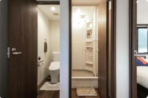 ein kleines Bad mit WC und Waschbecken in der Unterkunft Arakawa-ku - House / Vacation STAY 66906 in Tokio