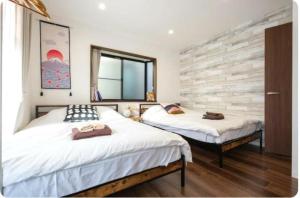 1 Schlafzimmer mit 2 Betten und einem Fenster in der Unterkunft Arakawa-ku - House / Vacation STAY 66906 in Tokio