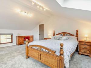 um quarto com uma cama de madeira e duas mesas de cabeceira em Hillsview - 4 berth renovated barn conversion em Combe Martin