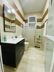 La salle de bains est pourvue d'un lavabo et d'une douche. dans l'établissement Isor Triana, à Las Palmas de Gran Canaria