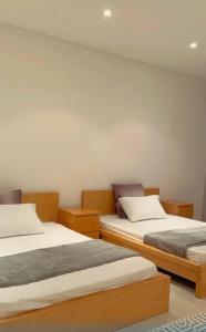 2 Betten in einem Zimmer mit in der Unterkunft LUXURY 4 Bedroom Private Pool Villa at THE WAVE in Muscat