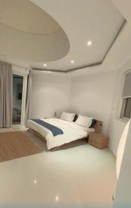 ein Schlafzimmer mit einem Bett auf einer Yacht in der Unterkunft LUXURY 4 Bedroom Private Pool Villa at THE WAVE in Muscat