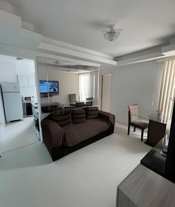 1 dormitorio con 1 cama grande y 1 mesa en Aconchego Urbano: Espaçoso C/Ar, en Feira de Santana