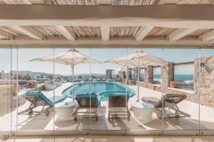A piscina localizada em Villa Konstantin Rooms & Suites ou nos arredores