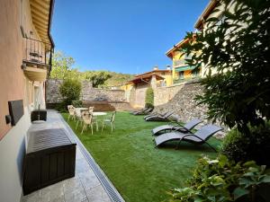 A garden outside Villa Fontanelle Gardapartments