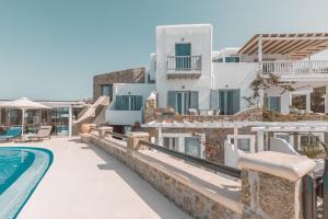 A piscina localizada em Villa Konstantin Rooms & Suites ou nos arredores
