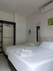 Giường trong phòng chung tại Riviera Central Hotel