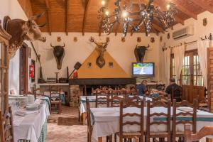 TV a/nebo společenská místnost v ubytování Cortijo Los Monteros