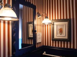 a bathroom with two mirrors and two lights on the wall at Chalet “Lendemain de ville” avec accès au lac in Saint Adolphe D'Howard +29 photos