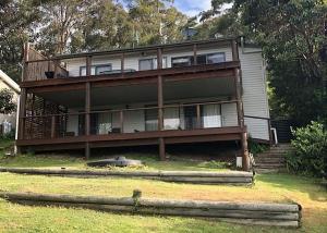 DurrasにあるCarr Street Murramurang National Park managed by Batemans Bay Accomのバルコニー付きの大きな家