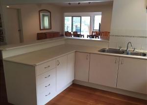 DurrasにあるCarr Street Murramurang National Park managed by Batemans Bay Accomの白いキャビネットとシンクのあるキッチン +19枚の写真